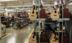 Da fabbrica del mondo a creatore di brand: le chitarre made in China stanno cambiando percezione e forse anche qualità.