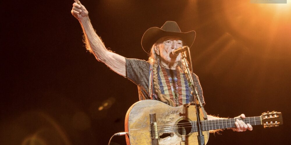 Willie Nelson annuncia “Dream Chaser”: nuovo album il 29 maggio che comprende un brano scritto insieme a Bob Dylan.