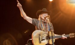 Willie Nelson annuncia “Dream Chaser”: nuovo album il 29 maggio che comprende un brano scritto insieme a Bob Dylan.