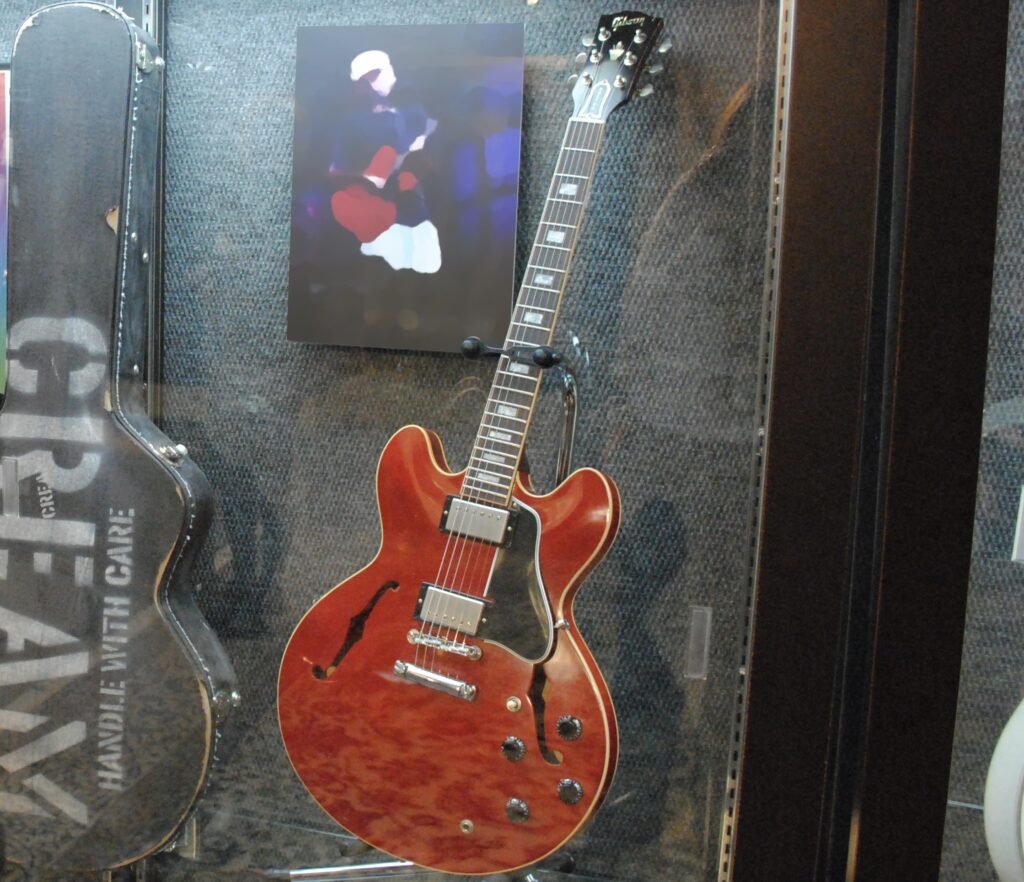 Le chitarre di Eric Clapton nei Cream sono leggendarie, ma la loro storia nasconde prestiti, furti e misteri ancora discussi.