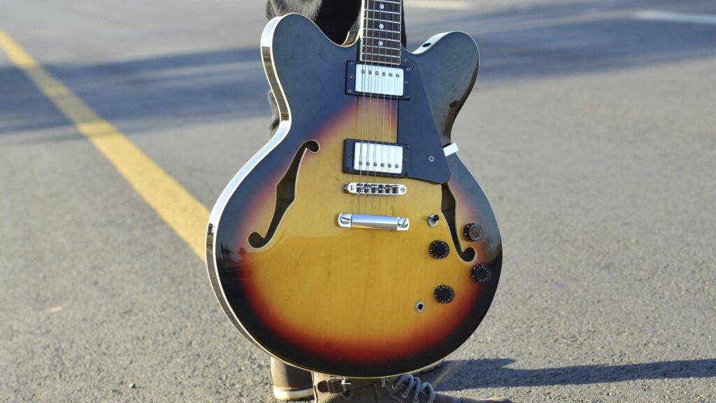 Una 335 da 850$, provata unplugged: così nasce la chitarra storia di Larry Carlton, simbolo delle session anni ’70.