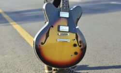 Una 335 da 850$, provata unplugged: così nasce la chitarra storia di Larry Carlton, simbolo delle session anni ’70.