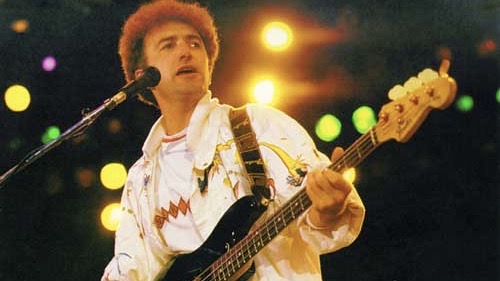 Un’intervista degli anni ’80 di John Deacon riemerge: tensioni nei Queen, Bowie dominante e il dietro le quinte del Live Aid.
