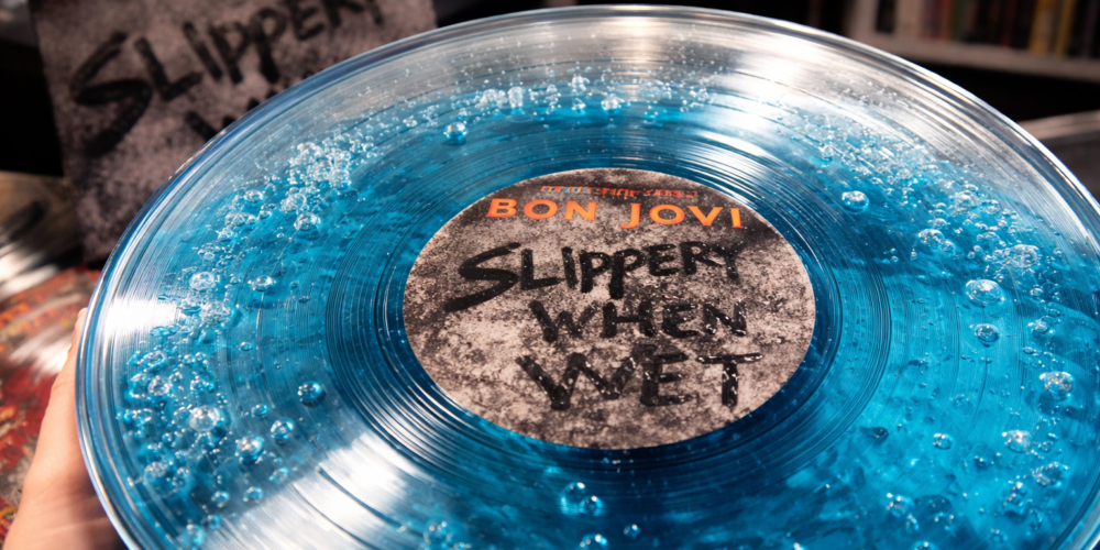 Bon Jovi tornano con una deluxe edition e un LP fuori dal comune: dettagli e formati disponibili di Slippery When Wet.