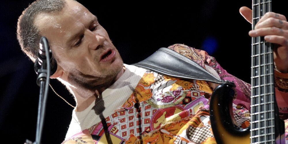 Flea raccontò di aver ricevuto 200$ per il basso di Bust a Move, No.1 nel 1989: la lezione per i musicisti del futuro
