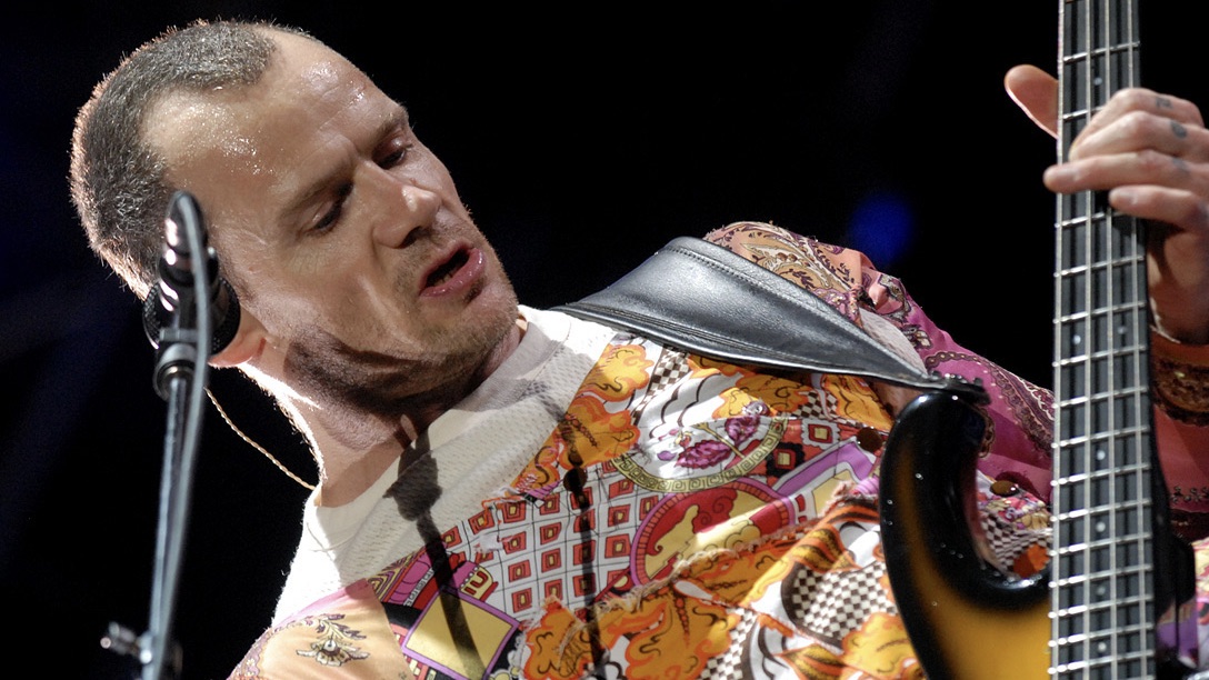 Flea raccontò di aver ricevuto 200$ per il basso di Bust a Move, No.1 nel 1989: la lezione per i musicisti del futuro