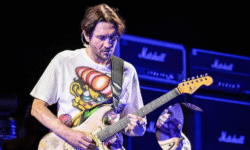 Un dettaglio sul body della Stratocaster bianca di John Frusciante ha riacceso una teoria tra i fan: quella chitarra era di Jimi Hendrix?