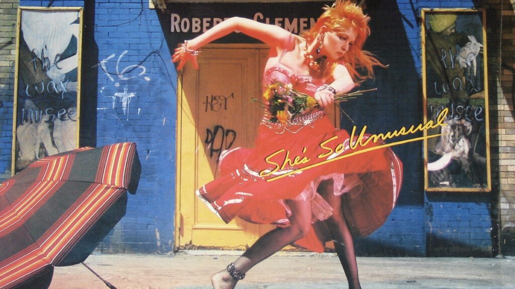 Non è nata come la conosciamo: la storia di “Girls Just Want to Have Fun” parte da un autore diverso e un significato opposto