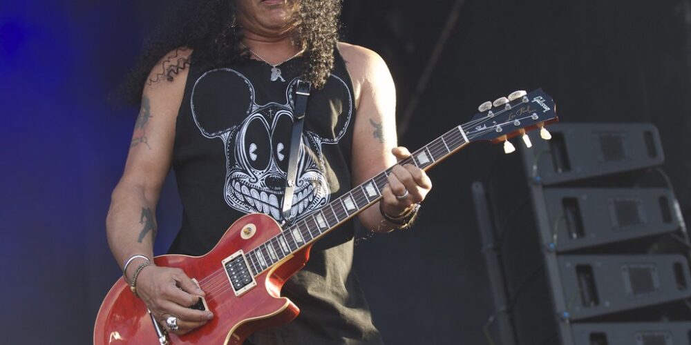 Slash è passato al rig digitale? Un video mostra dei pannelli che raffigurano le classiche stack del chitarrista sul palco ma non sono vere