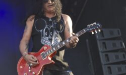 Slash è passato al rig digitale? Un video mostra dei pannelli che raffigurano le classiche stack del chitarrista sul palco ma non sono vere