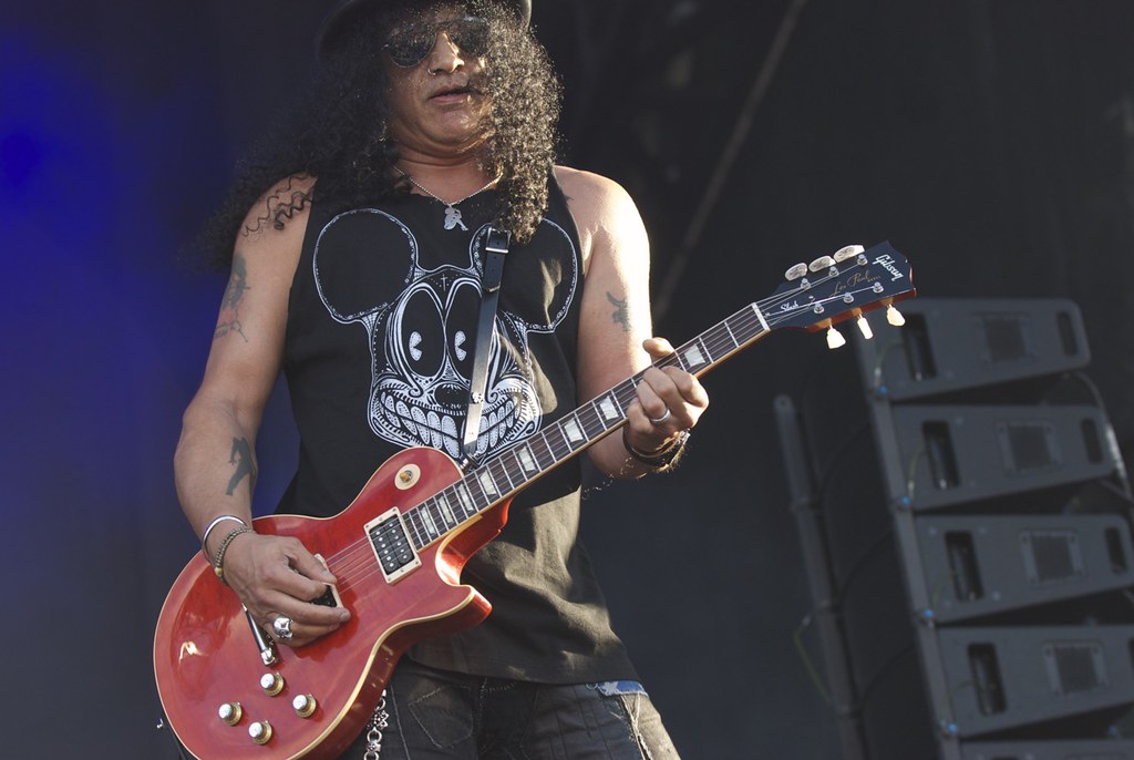 Slash è passato al rig digitale? Un video mostra dei pannelli che raffigurano le classiche stack del chitarrista sul palco ma non sono vere