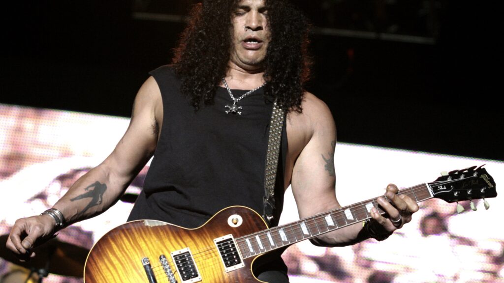 Una chitarra legata a Slash e un poster di Lennon tra i pezzi più preziosi all'asta: ecco cosa sta succedendo nel mercato dei cimeli rock.