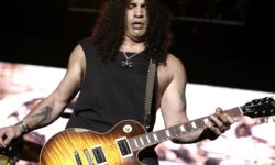 Una chitarra legata a Slash e un poster di Lennon tra i pezzi più preziosi all'asta: ecco cosa sta succedendo nel mercato dei cimeli rock.
