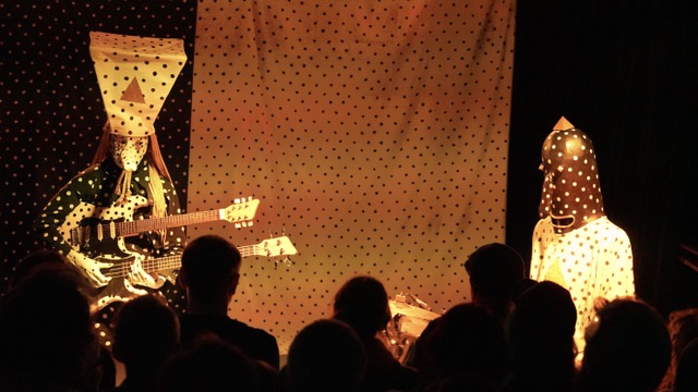 Angine de Poitrine: la band a pois è una rivoluzione musicale reale o solo un esperimento virale costruito per i social?