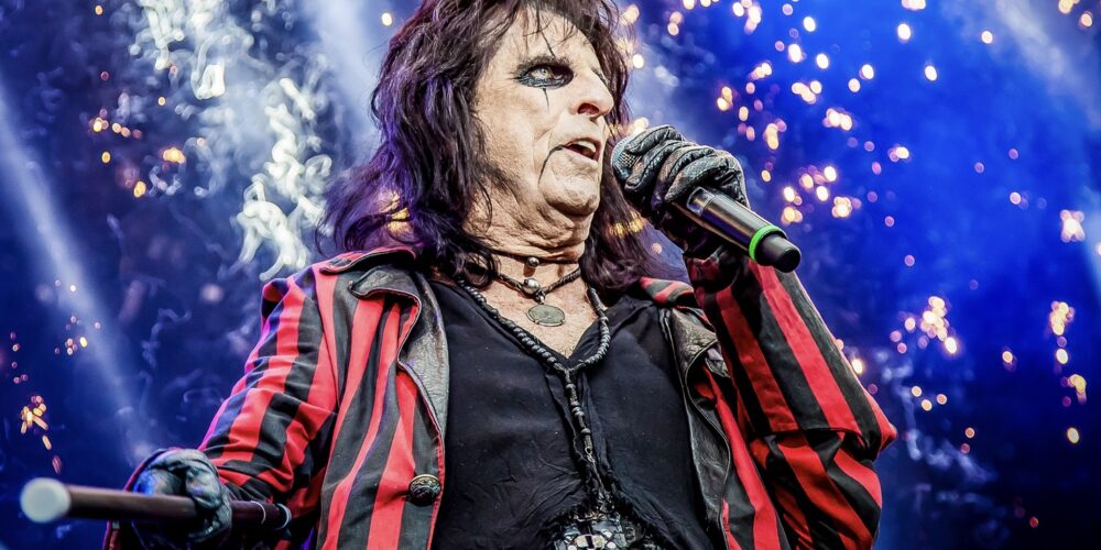 Anna Cara entra nella band di Alice Cooper al posto di Nita Strauss: debutto della nuova chitarrista nel tour tra USA ed Europa