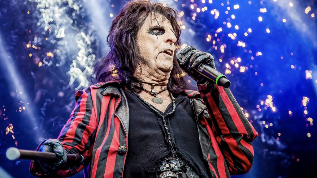 Anna Cara entra nella band di Alice Cooper al posto di Nita Strauss: debutto della nuova chitarrista nel tour tra USA ed Europa