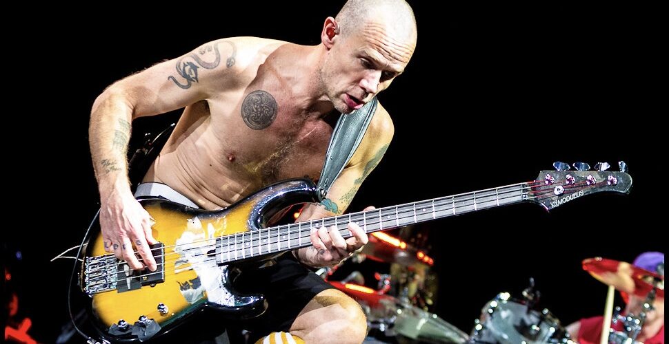 Flea è davvero n.1 nel mondo? Honora vola, ma i dati globali raccontano un’altra storia sul nuovo album del bassista dei RHCP
