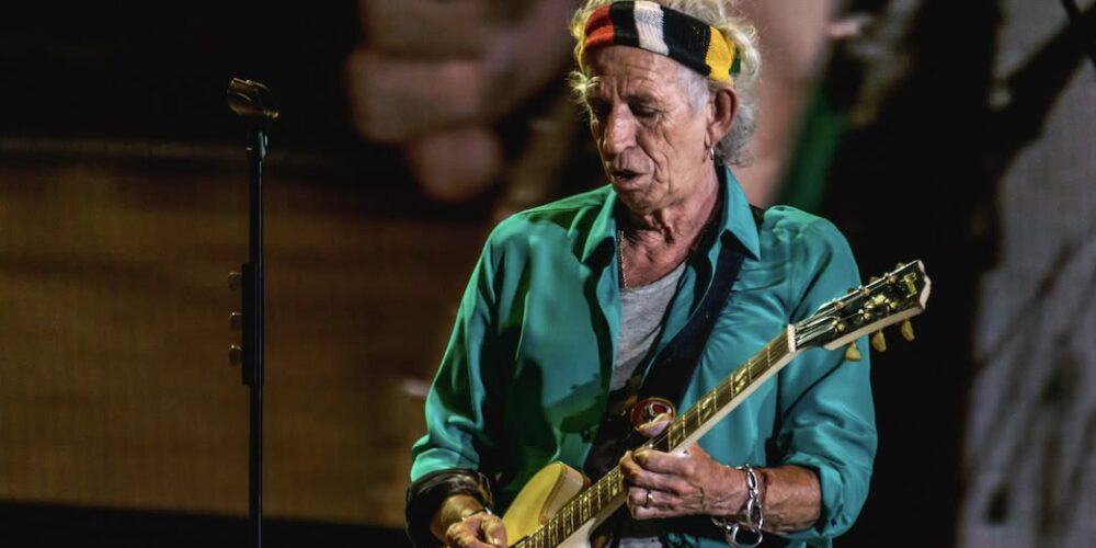 Meno tecnica, più groove: la filosofia chitarristica di Keith Richards dietro l'accordatura che caratterizza il suono degli Stones.