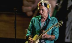 Meno tecnica, più groove: la filosofia chitarristica di Keith Richards dietro l'accordatura che caratterizza il suono degli Stones.