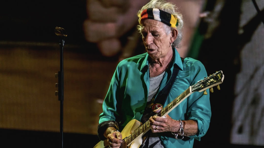 Meno tecnica, più groove: la filosofia chitarristica di Keith Richards dietro l'accordatura che caratterizza il suono degli Stones.