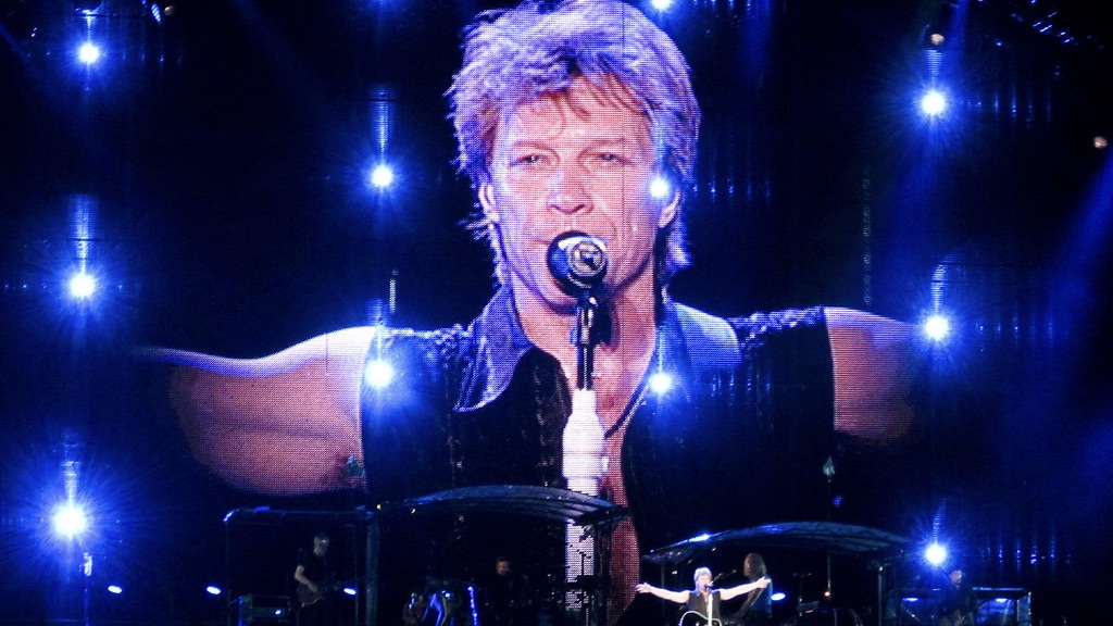 Durante una normale sessione di foto e riprese accade l'inaspettato: ecco come Jon Bon Jovi ha salvato quella donna sul ponte...