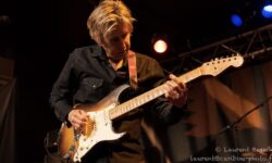 Il virtuoso rivaluta le first take: per Eric Johnson l’emozione si perde quando si cerca la perfezione in studio.