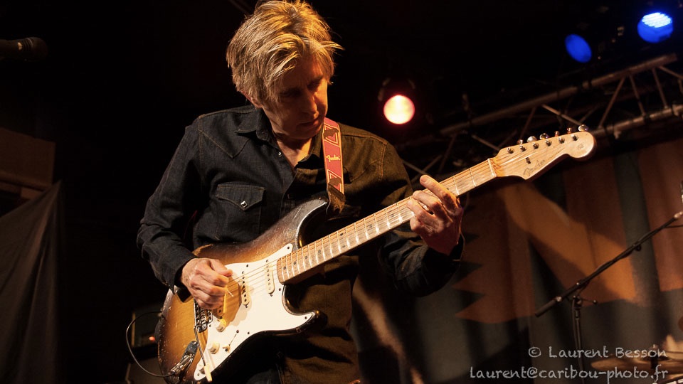 Il virtuoso rivaluta le first take: per Eric Johnson l’emozione si perde quando si cerca la perfezione in studio.