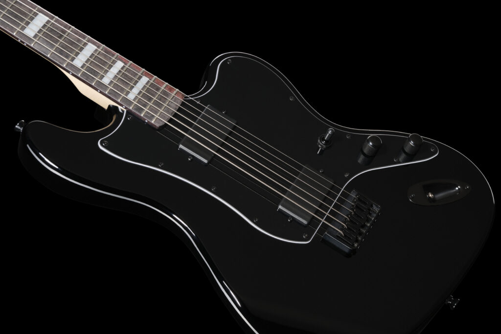 Harley Benton presenta la JA-Baritone HH BK: specifiche essenziali, look offset e focus sulle accordature basse.