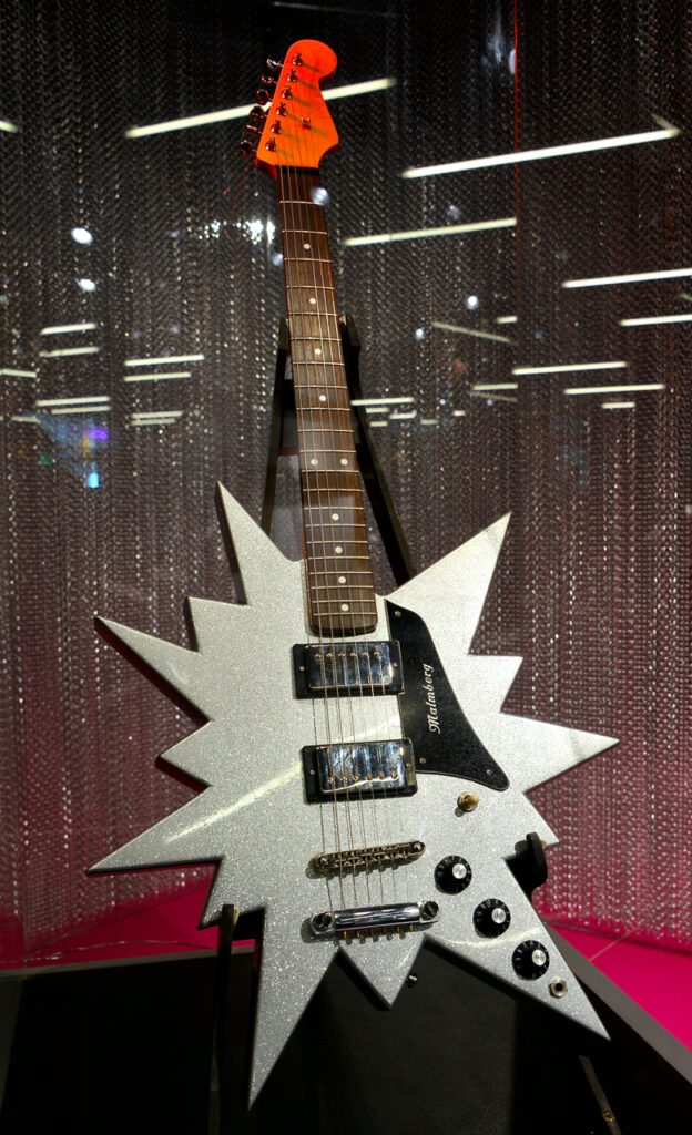 La chitarra a stella degli ABBA è diventata un’icona della cultura pop, ma pochi sanno chi l’ha davvero costruita...