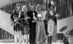 La chitarra a stella degli ABBA è diventata un’icona della cultura pop, ma pochi sanno chi l’ha davvero costruita...