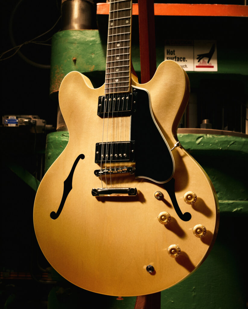 Gibson lancia due nuove ES-335 ispirate a due decenni diversi e la vera domanda è una: anni ’50 o anni ’60?