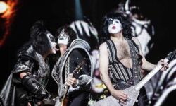 KISS sorprendono tutti: dopo il tour d’addio sono di nuovo in studio e hanno già registrato un nuovo brano.