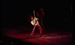George Lynch racconta quando Van Halen, prima della loro ascesa, surclassarono gli UFO dal vivo negli anni ’70.