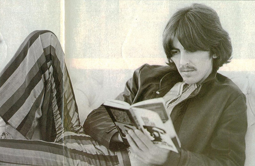 Robben Ford racconta una jam notturna a casa di George Harrison nel 1974: musica, eccessi e un’atmosfera senza filtri.