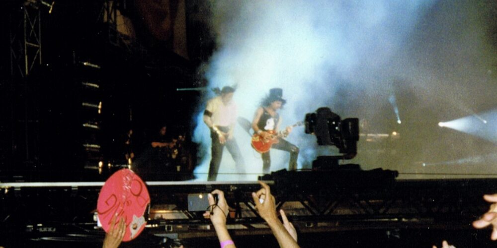 Un video virale mostra Slash “fuori controllo” sul palco con Michael Jackson durante Black or White. Ma cosa è davvero successo?