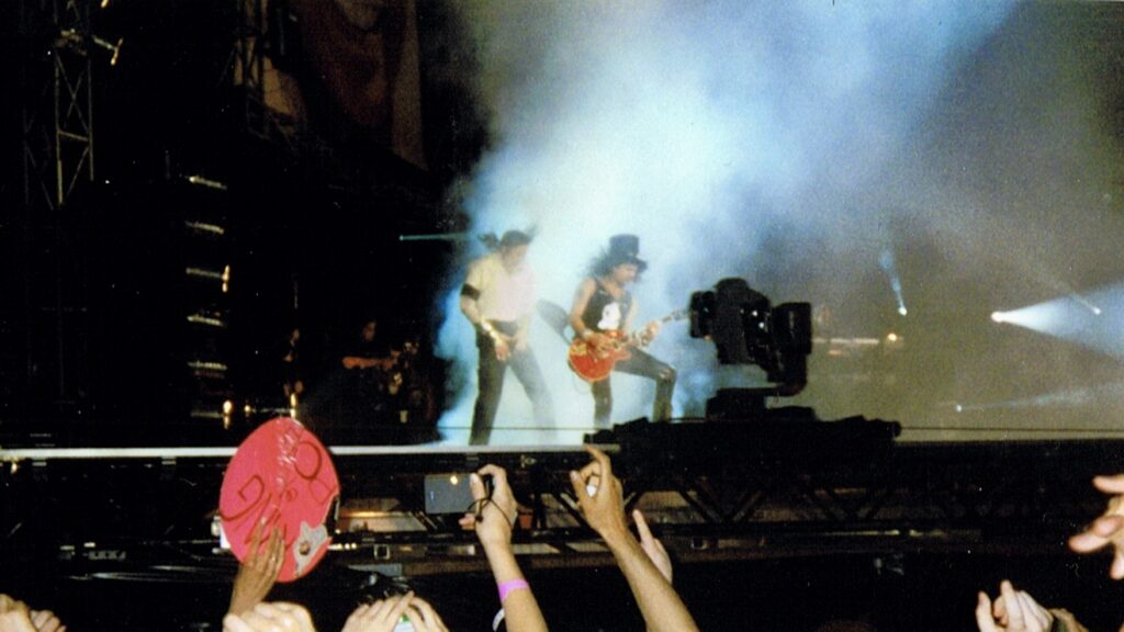 Un video virale mostra Slash “fuori controllo” sul palco con Michael Jackson durante Black or White. Ma cosa è davvero successo?