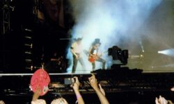 Un video virale mostra Slash “fuori controllo” sul palco con Michael Jackson durante Black or White. Ma cosa è davvero successo?