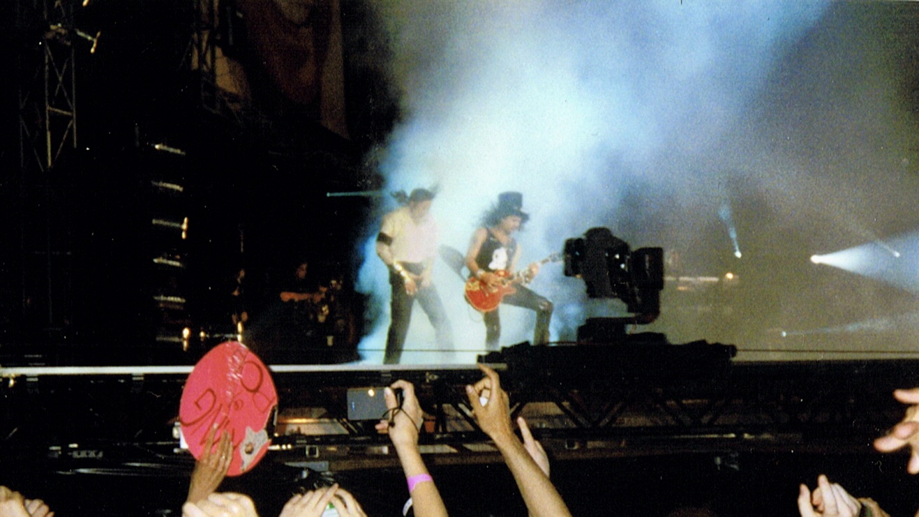 Un video virale mostra Slash “fuori controllo” sul palco con Michael Jackson durante Black or White. Ma cosa è davvero successo?