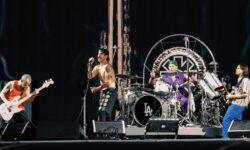 I Red Hot Chili Peppers hanno ceduto il loro catalogo a Warner. Non è solo una vendita, è il segnale di quanto vale oggi la musica.