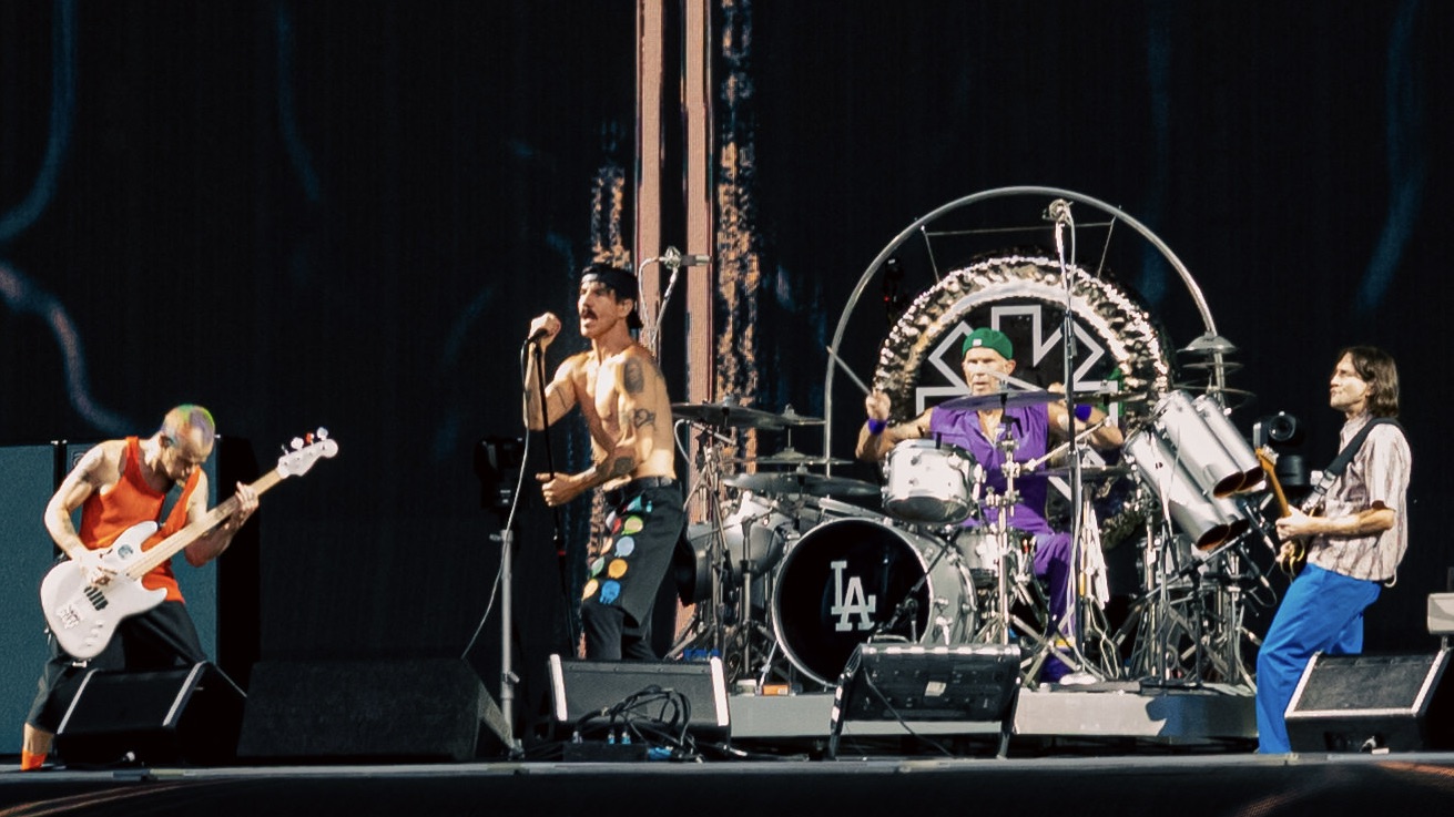 I Red Hot Chili Peppers hanno ceduto il loro catalogo a Warner. Non è solo una vendita, è il segnale di quanto vale oggi la musica.