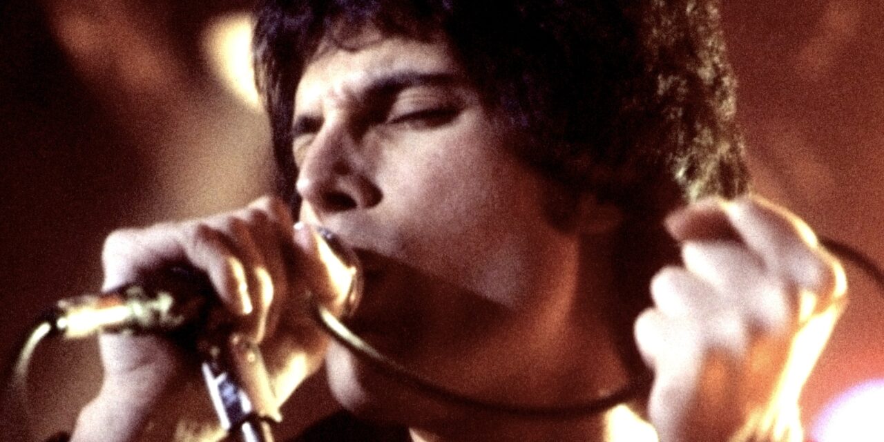 “È stato un dono di Dio”: la storia della hit dei Queen e di quella performance di Mercury