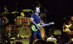 Steve Lukather racconta la storia della sua prima chitarra e del sacrificio che gli ha cambiato per sempre la vita.