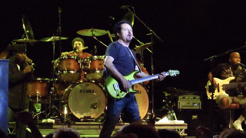 Steve Lukather racconta la storia della sua prima chitarra e del sacrificio che gli ha cambiato per sempre la vita.