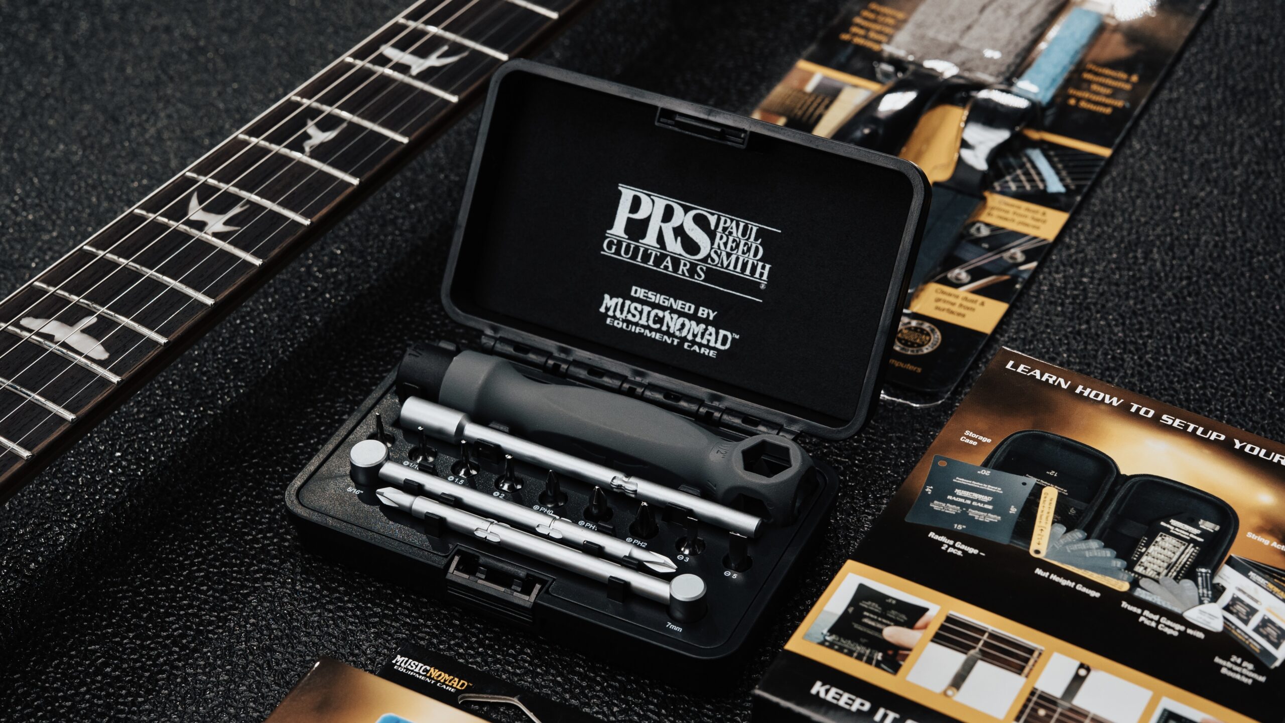 PRS annuncia in collaborazione con MusicNomad un nuovo kit da 18 pezzi per il setup e la manutenzione delle sue chitarre.