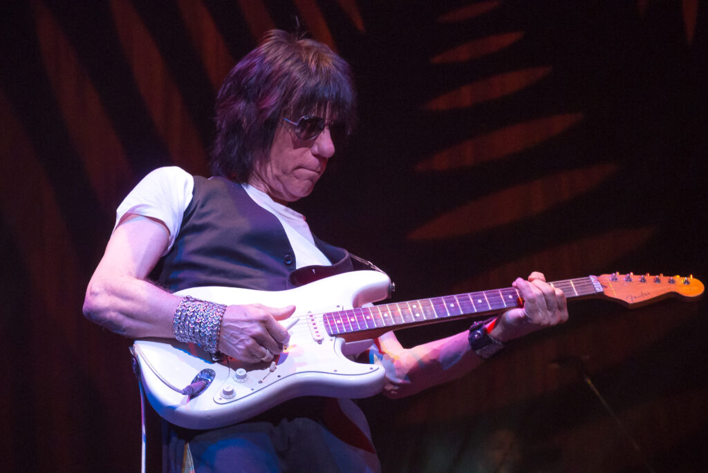 Nuova biografia su Jeff Beck: oltre 30 ore di interviste in un libro che uno sguardo inedito sulla sua musica e sulla sua vita privata.