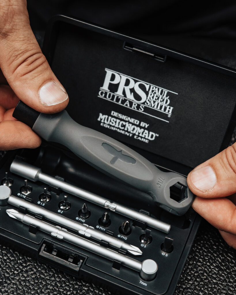 PRS annuncia in collaborazione con MusicNomad un nuovo kit da 18 pezzi per il setup e la manutenzione delle sue chitarre.