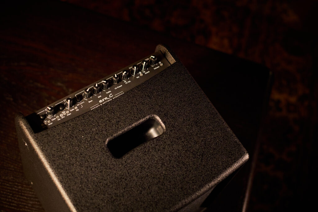 Hughes & Kettner presenta era C, nuovo amplificatore per chitarra acustica pensato per musicisti che cercano portabilità e versatilità.