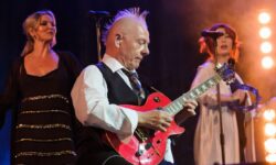 Robert Fripp racconta il suo infarto in Italia tra ironia e paura: ecco cosa ha fatto diventare virale questo evento.