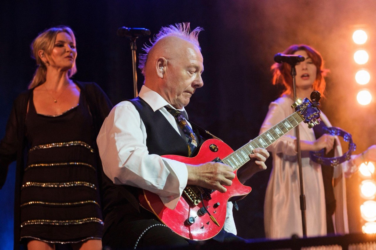 Robert Fripp racconta il suo infarto in Italia tra ironia e paura: ecco cosa ha fatto diventare virale questo evento.