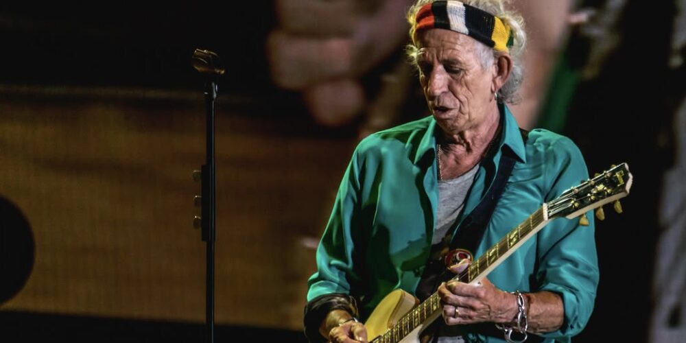 Keith Richards immagina il futuro dei Rolling Stones con meno tournée e più residency, tra le città nel mirino compare anche Roma.